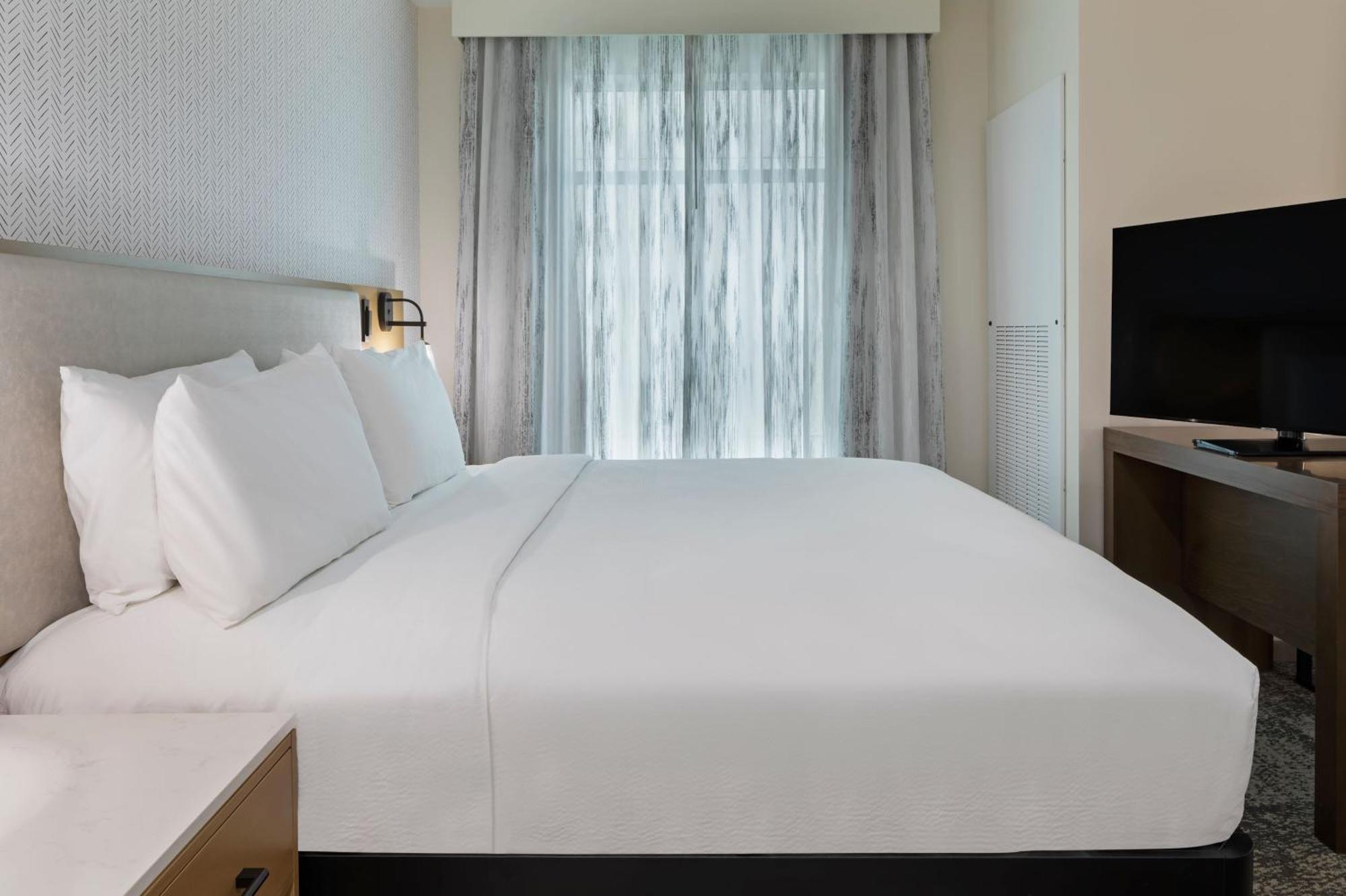 By Marriott Chatsworth Hotel