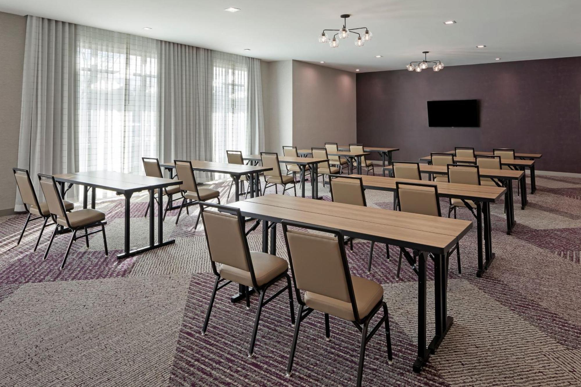 By Marriott Chatsworth Hotel *